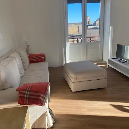 Sunny Bright Apt, Historical Living Daire *
