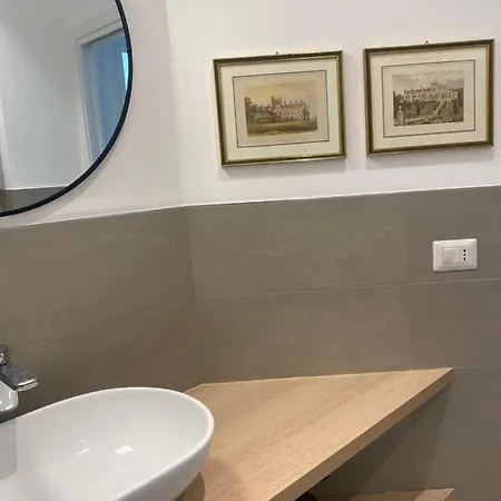 Sunny Bright Apt, Historical Living