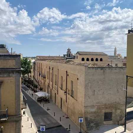 Sunny Bright Apt, Historical Living