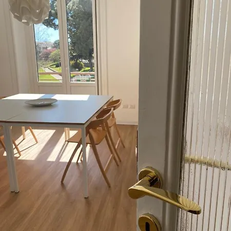 Sunny Bright Apt, Historical Living Daire *
