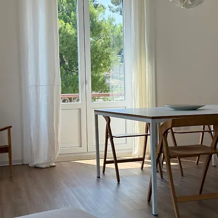 Sunny Bright Apt, Historical Living
