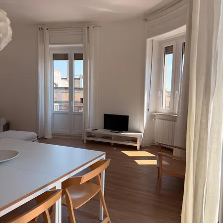 Sunny Bright Apt, Historical Living