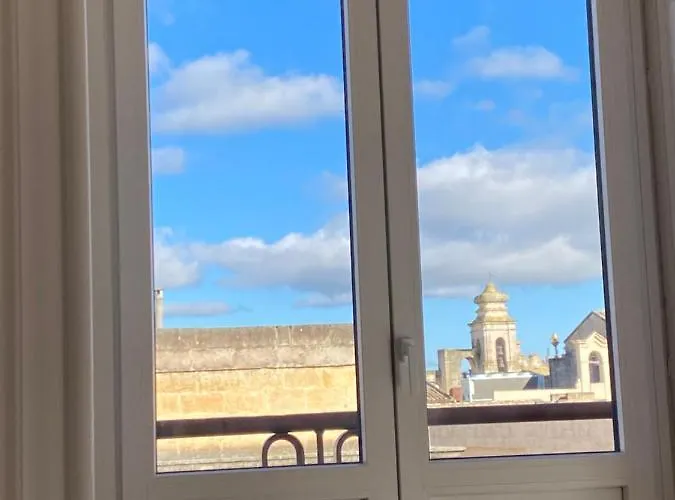 Sunny Bright Apt, Historical Living Apartament