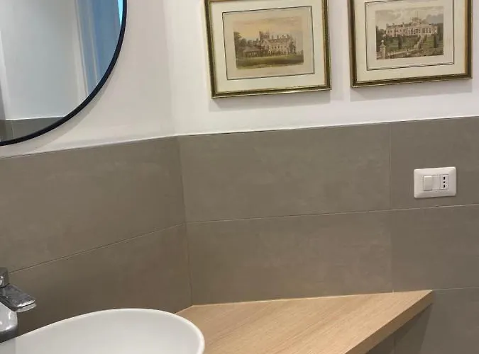 Sunny Bright Apt, Historical Living