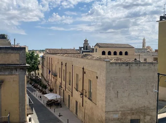 Sunny Bright Apt, Historical Living