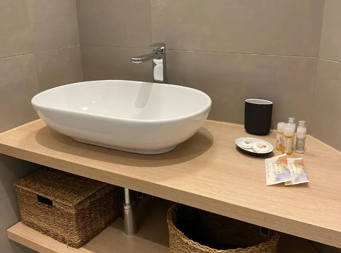 Sunny Bright Apt, Historical Living *