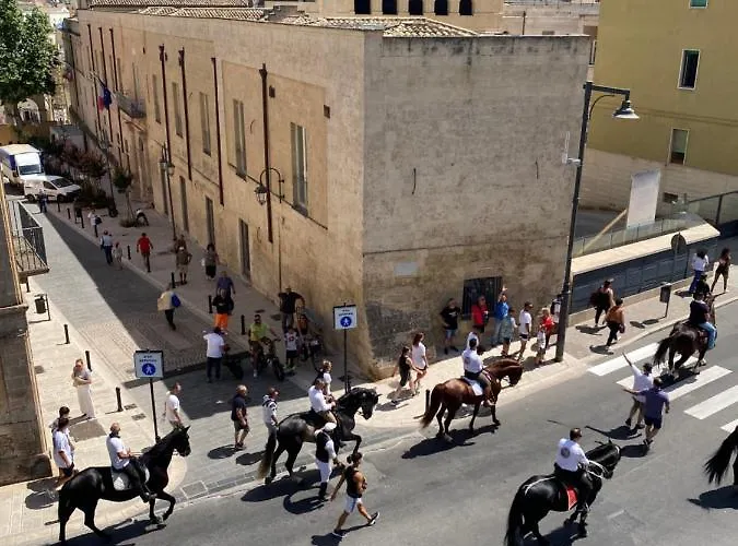 Sunny Bright Apt, Historical Living *