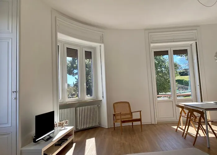 Sunny Bright Apt, Historical Living Apartament *