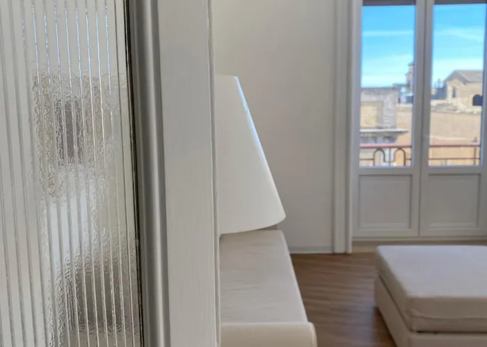 Sunny Bright Apt, Historical Living Apartament *